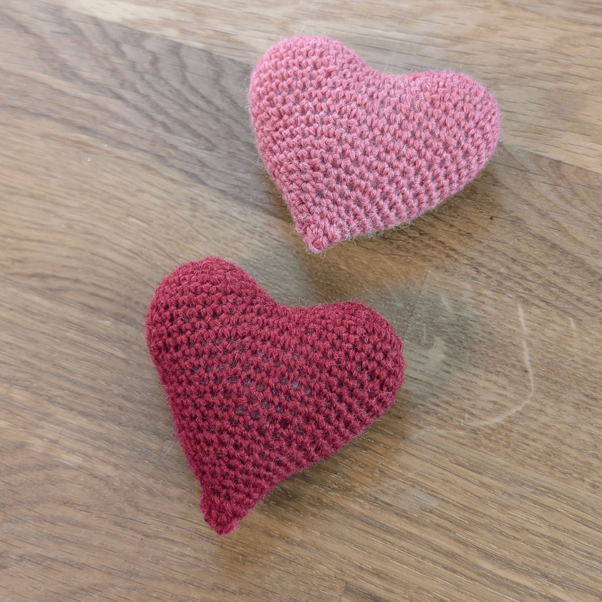 2er-Set gehäkelte Herzen in Rot und Rosa – Bild 4