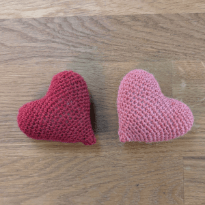 2er-Set geh&auml;kelte Herzen in Rot und Rosa