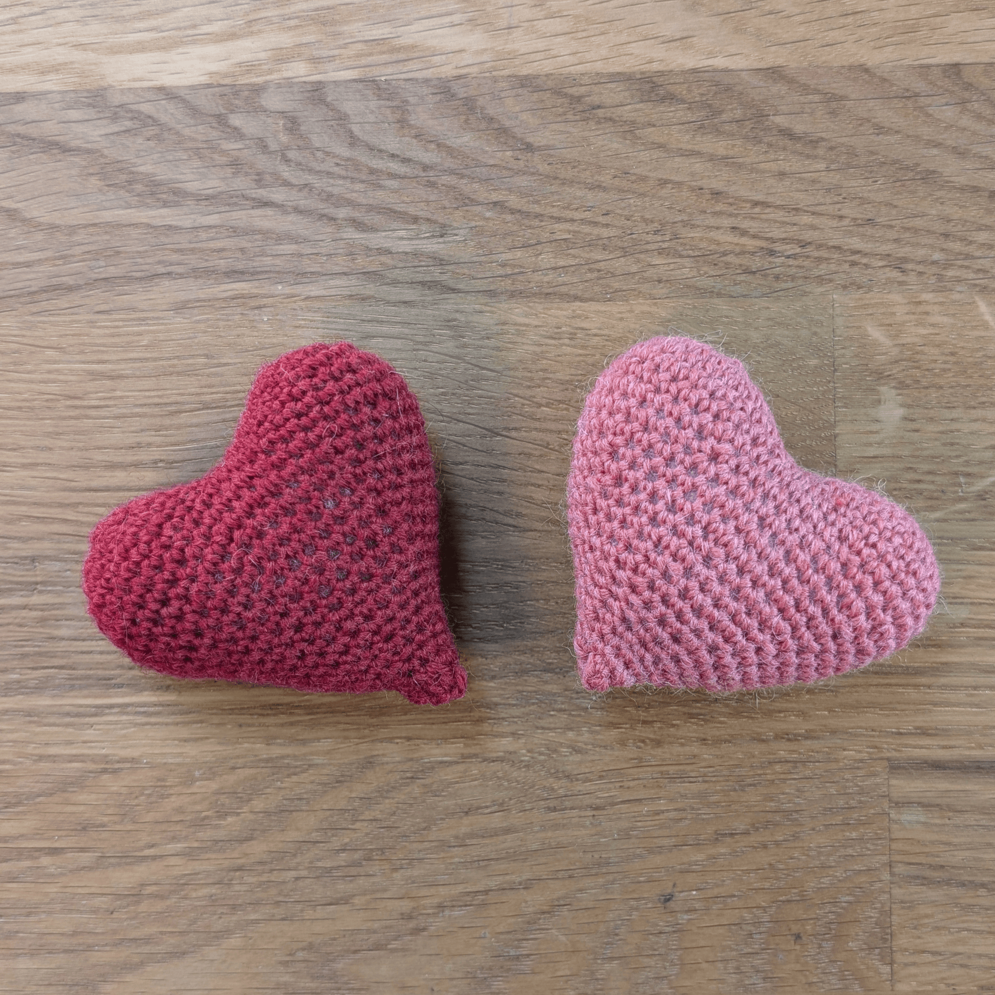 2er-Set gehäkelte Herzen in Rot und Rosa