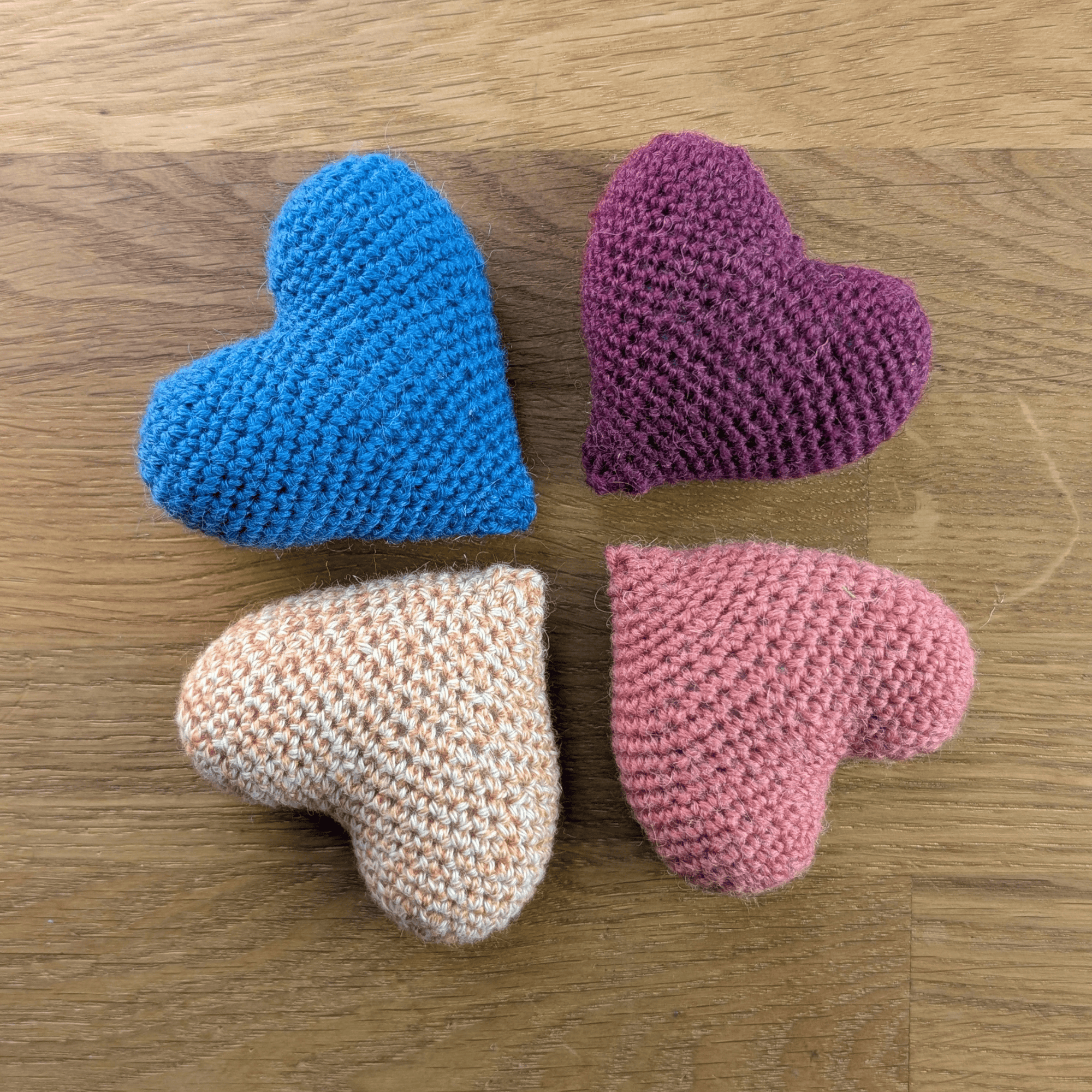 4er-Set gehäkelte Herzen in Pastellfarben