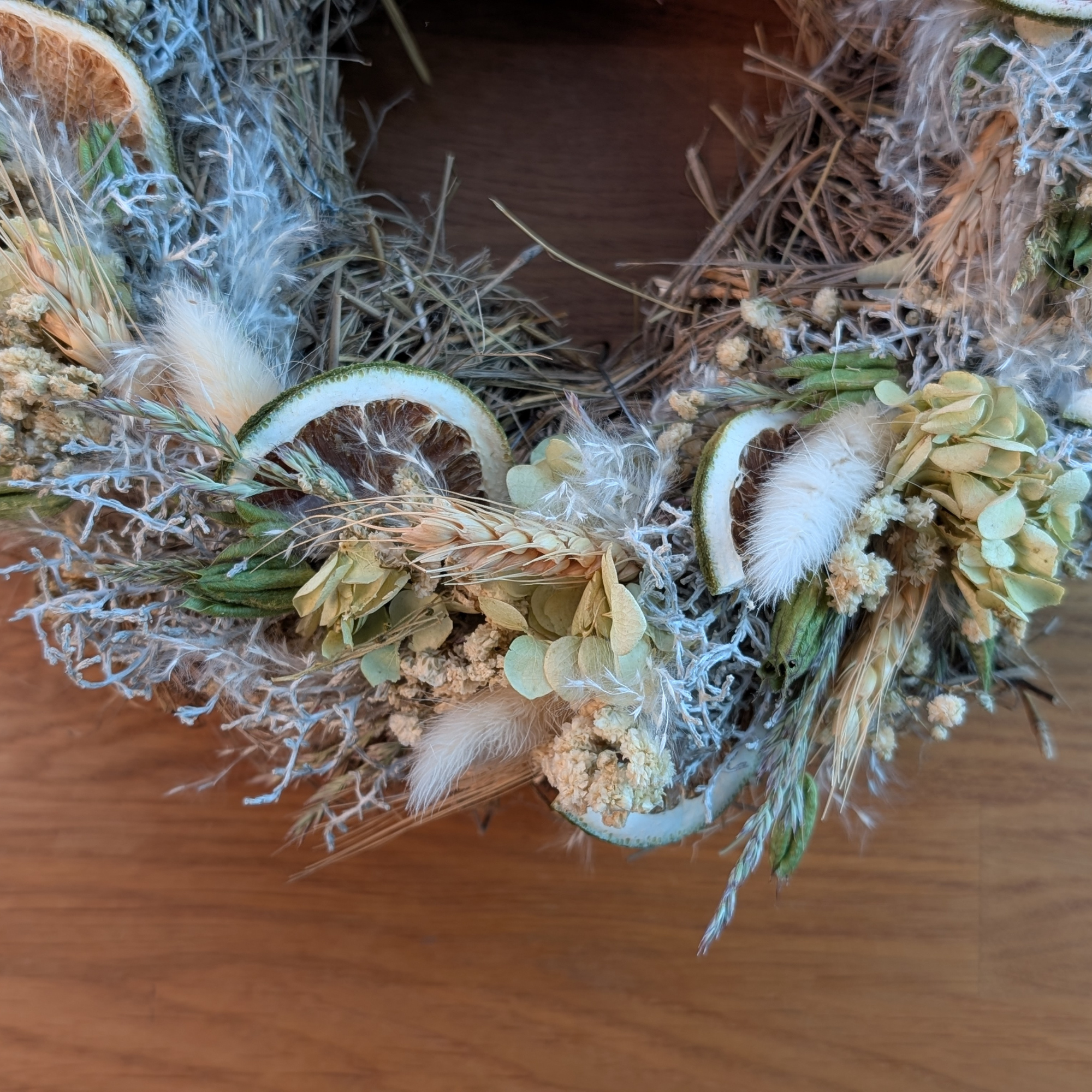 Trockenblumenkranz mit Limetten und Schleierkraut auf Strohunterlage – Bild 4