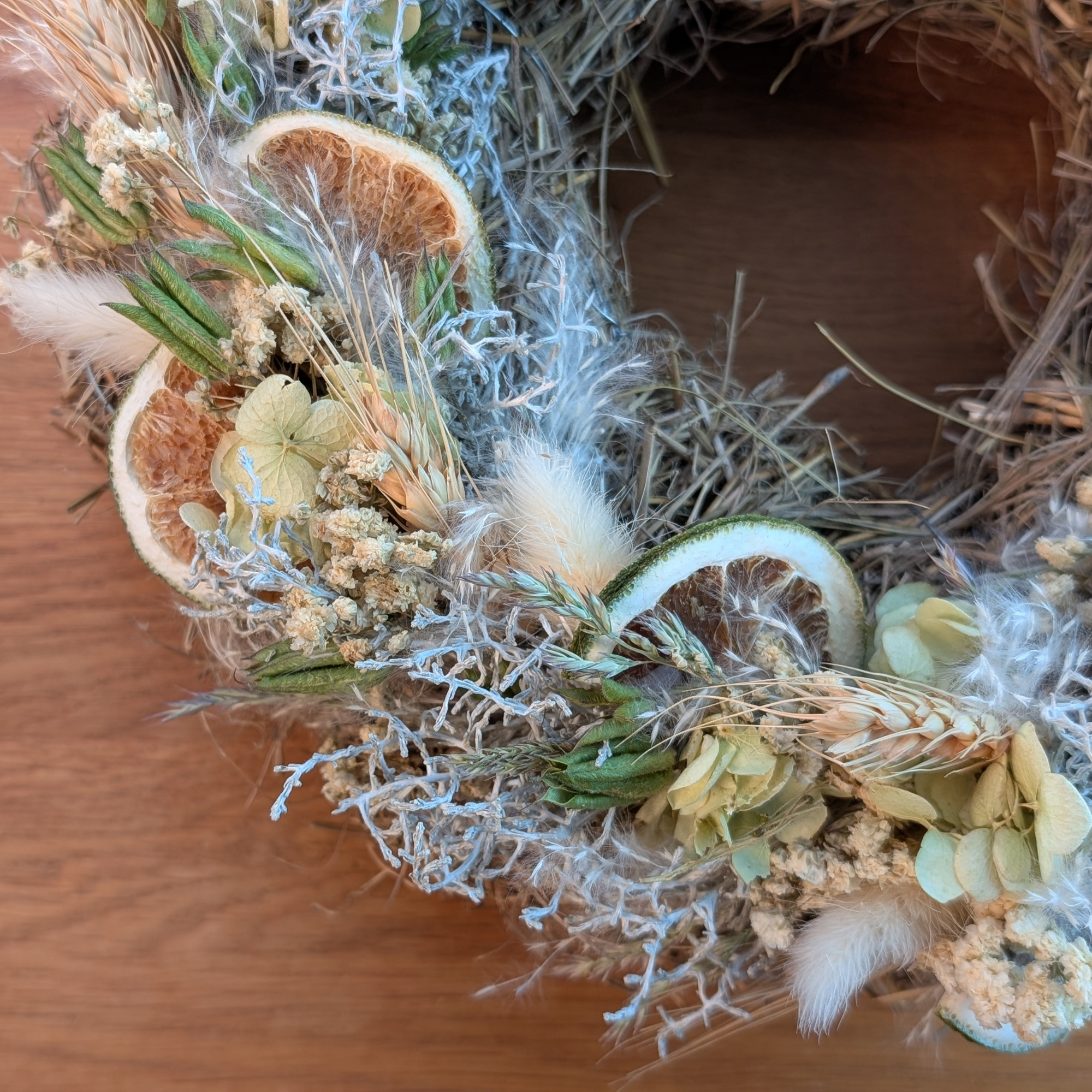 Trockenblumenkranz mit Limetten und Schleierkraut auf Strohunterlage – Bild 5