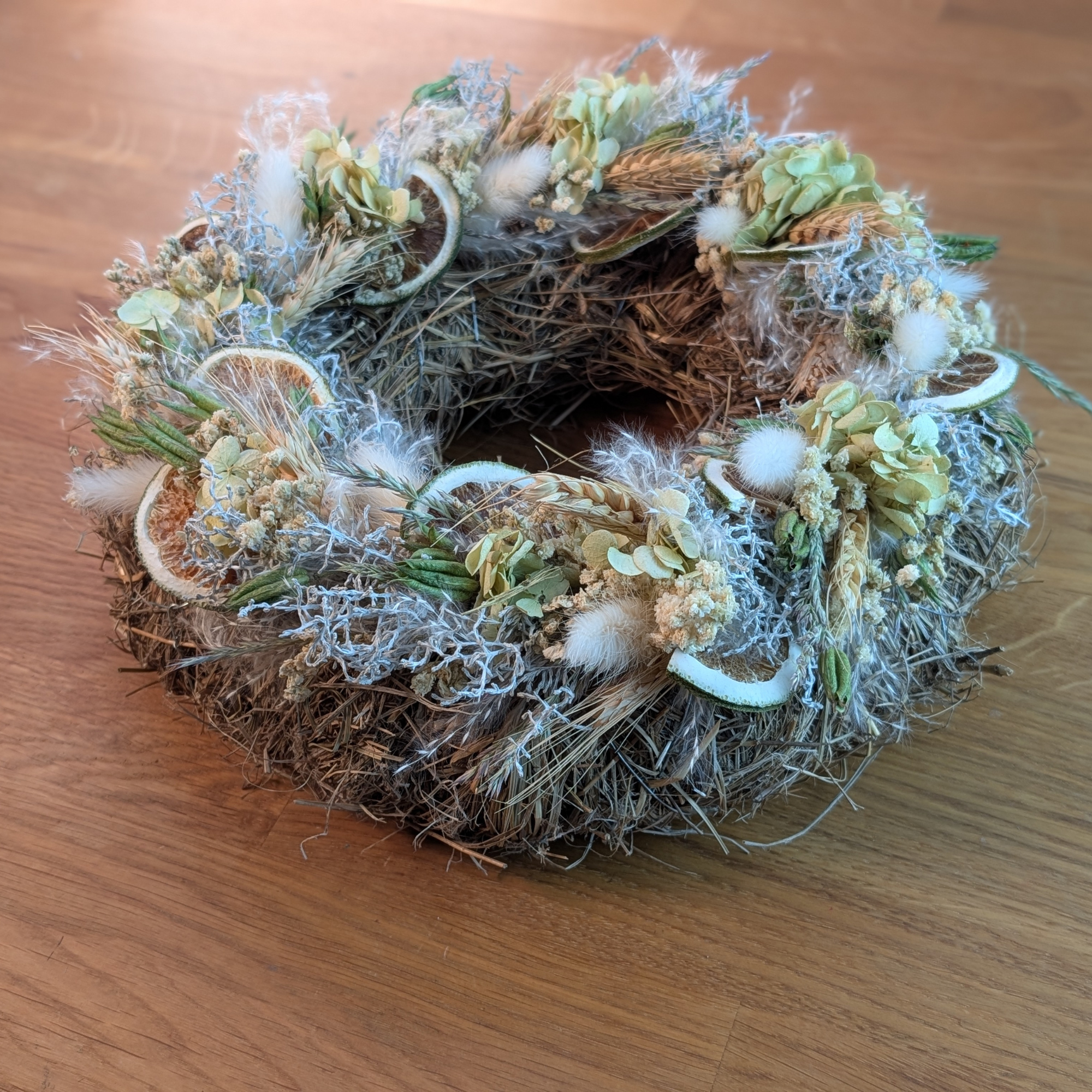 Trockenblumenkranz mit Limetten und Schleierkraut auf Strohunterlage – Bild 6