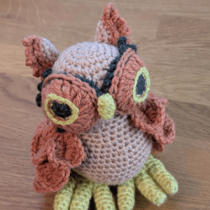 Handgeh&auml;kelte Eule aus Upcycling-Garn