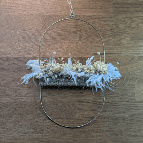 Goldenes Trockenblumen-Ornament mit Federn – 18 × 30 cm