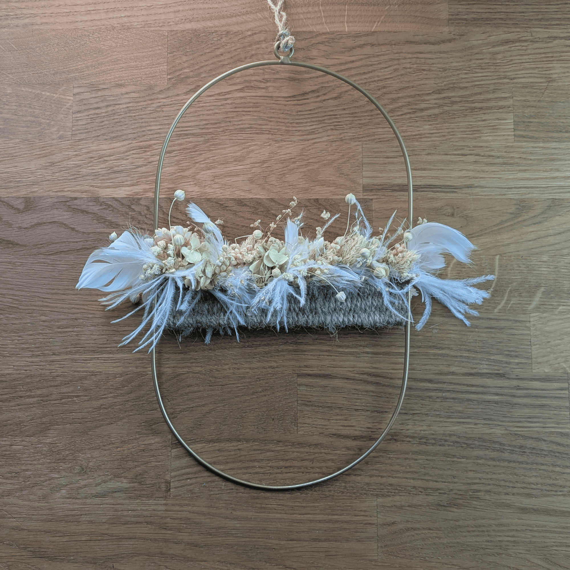 Goldenes Trockenblumen-Ornament mit Federn – 18 × 30 cm – Bild 4