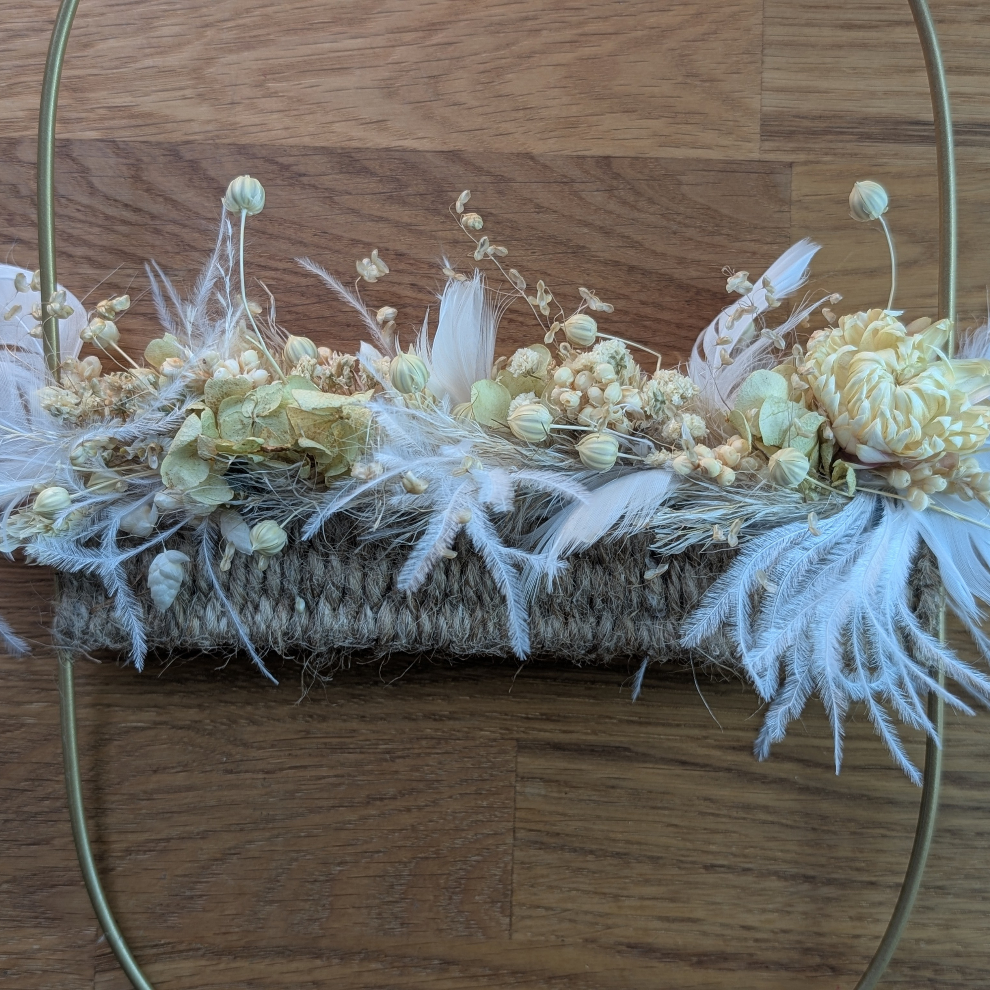 Goldenes Trockenblumen-Ornament mit Federn – 18 × 30 cm – Bild 5