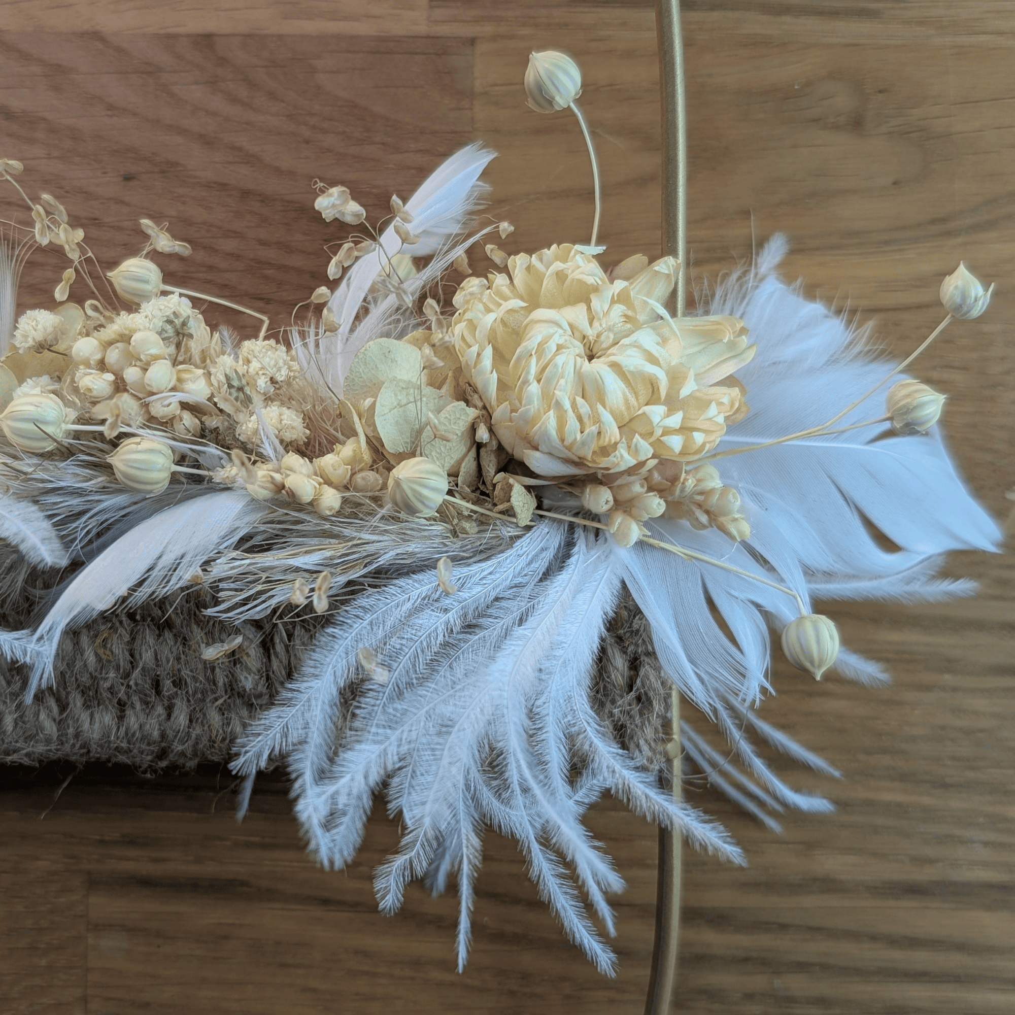 Goldenes Trockenblumen-Ornament mit Federn – 18 × 30 cm – Bild 6