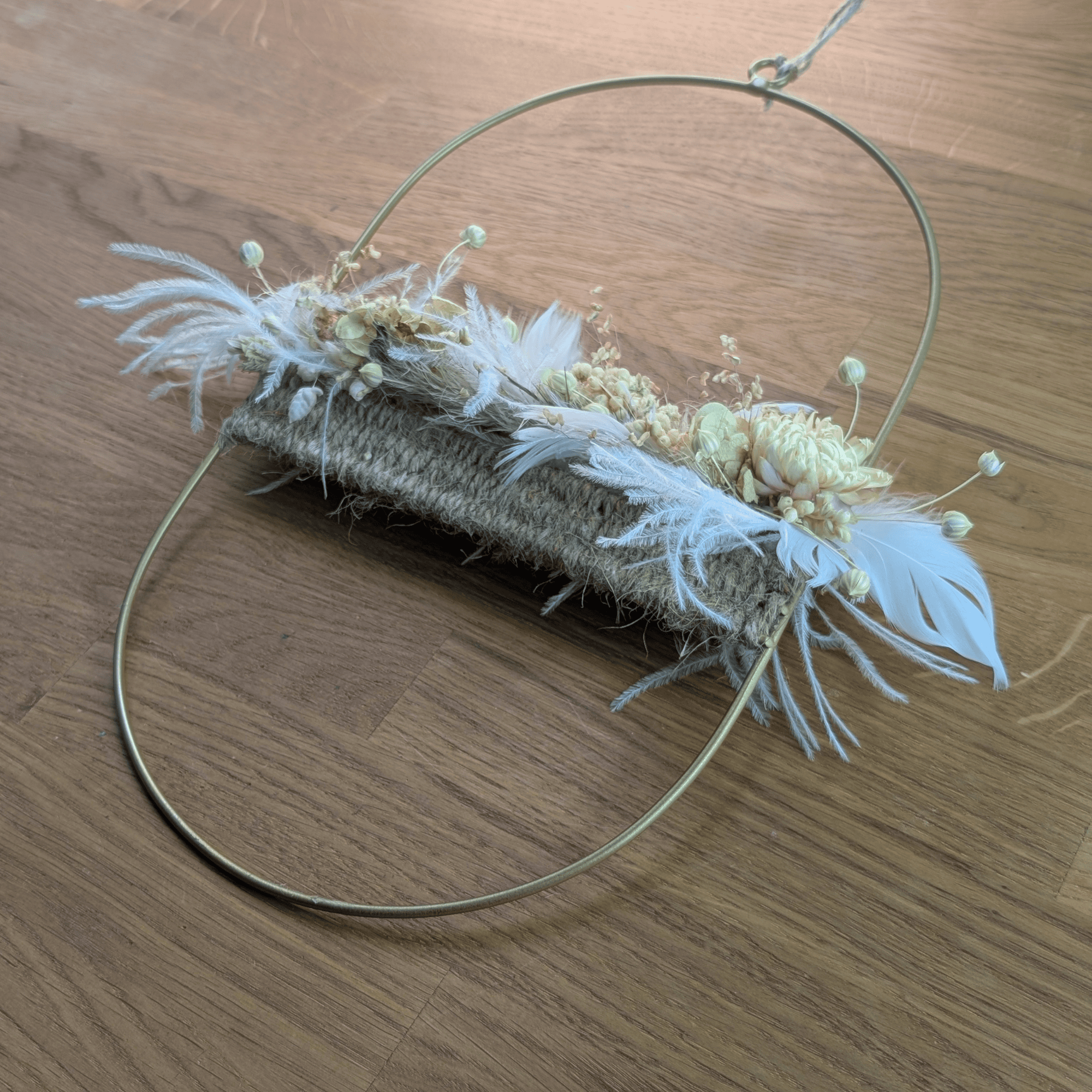 Goldenes Trockenblumen-Ornament mit Federn – 18 × 30 cm – Bild 7