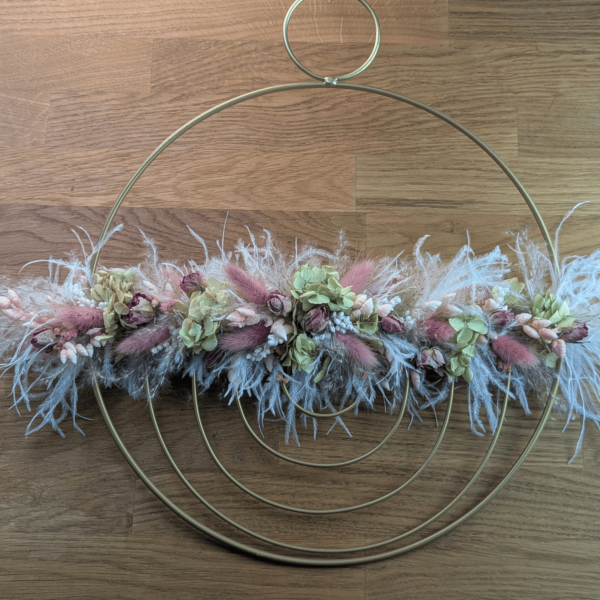 Goldenes Trockenblumenornament mit Federn – 30 cm – Bild 3