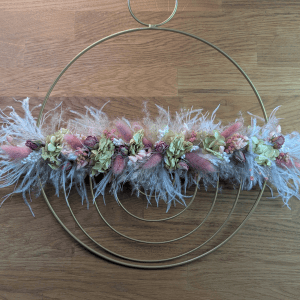 Goldenes Trockenblumenornament mit Federn &ndash; 30 cm