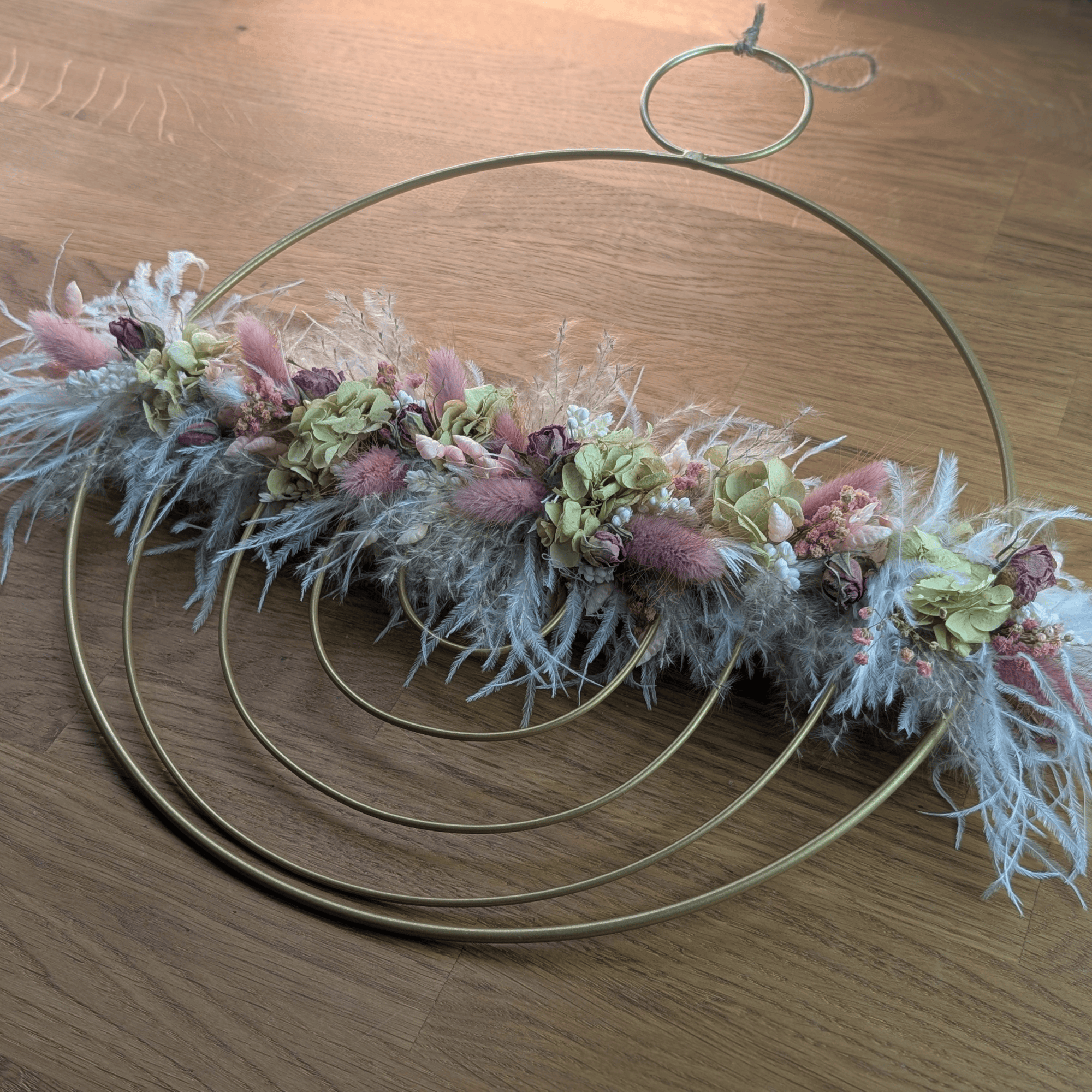Goldenes Trockenblumenornament mit Federn – 30 cm – Bild 7