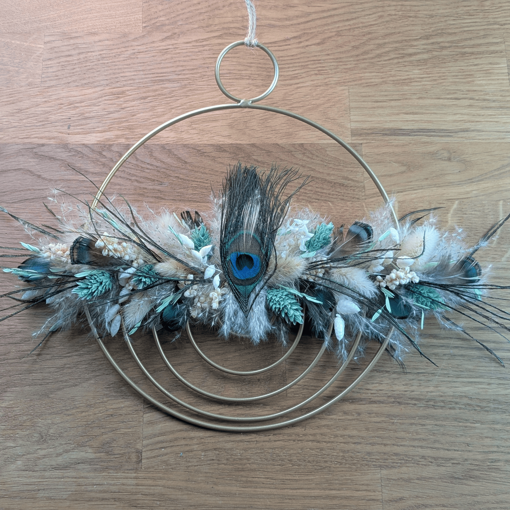 Goldenes Trockenblumen-Ornament mit Pfauenfedern – 20 cm