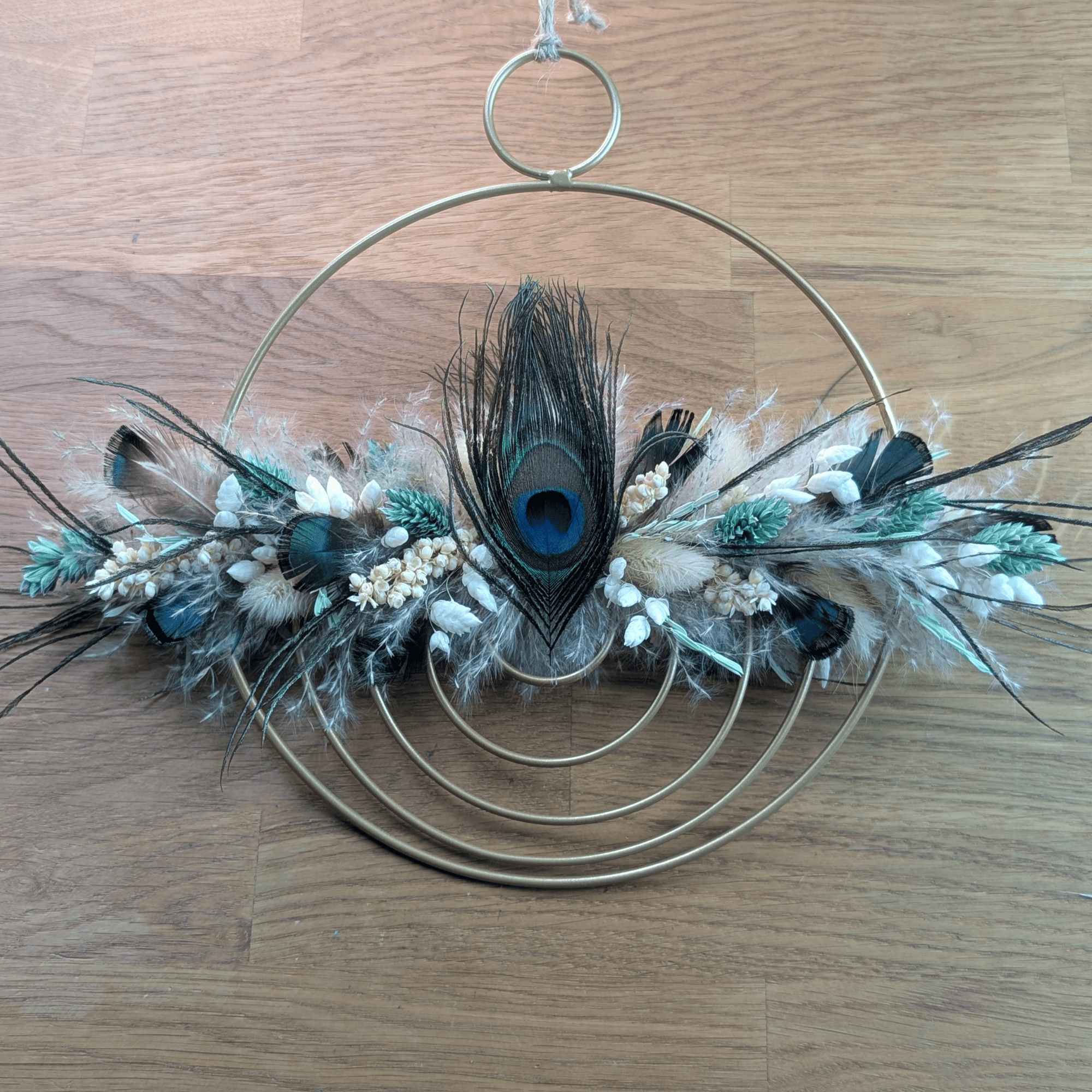 Goldenes Trockenblumen-Ornament mit Pfauenfedern – 20 cm – Bild 4