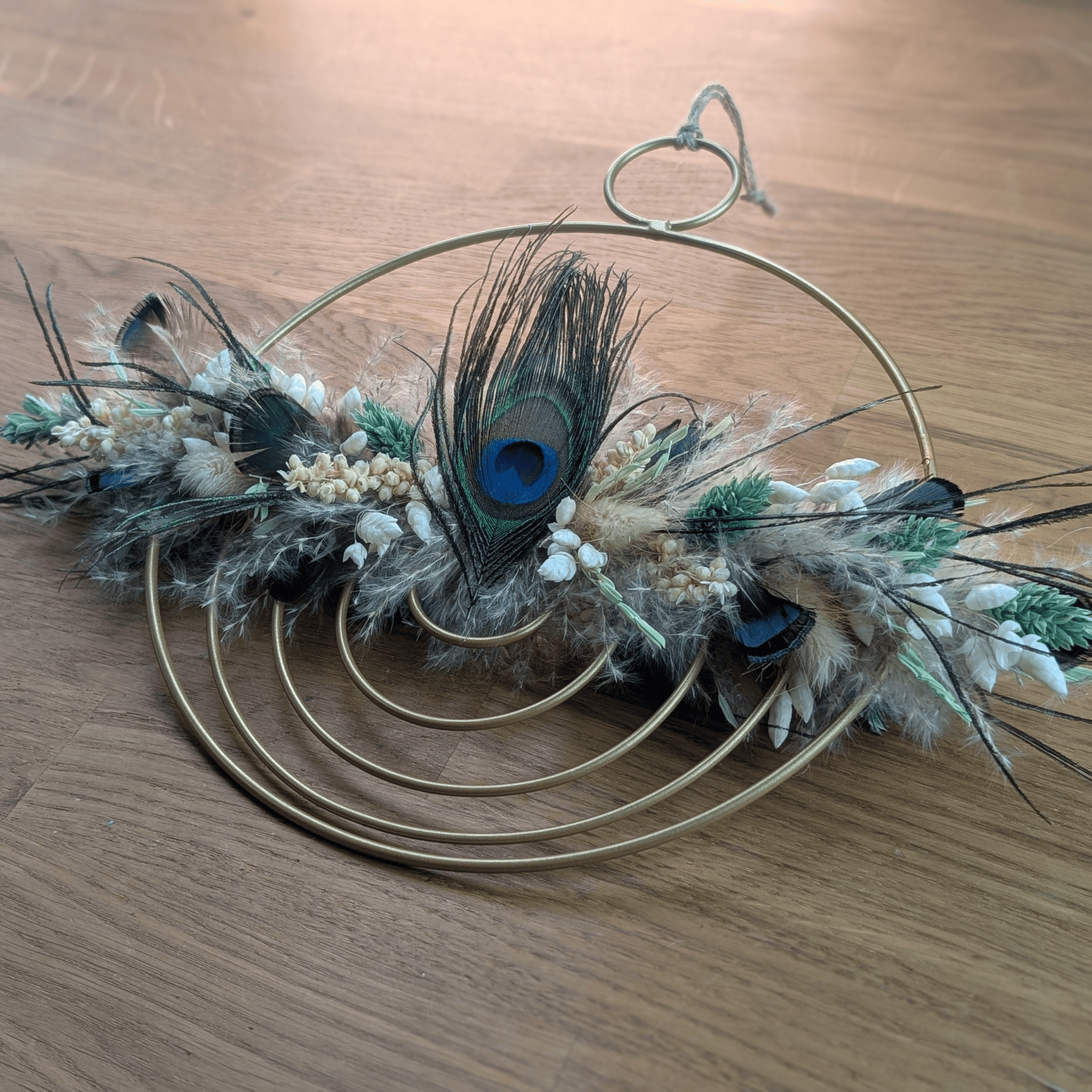 Goldenes Trockenblumen-Ornament mit Pfauenfedern – 20 cm – Bild 7