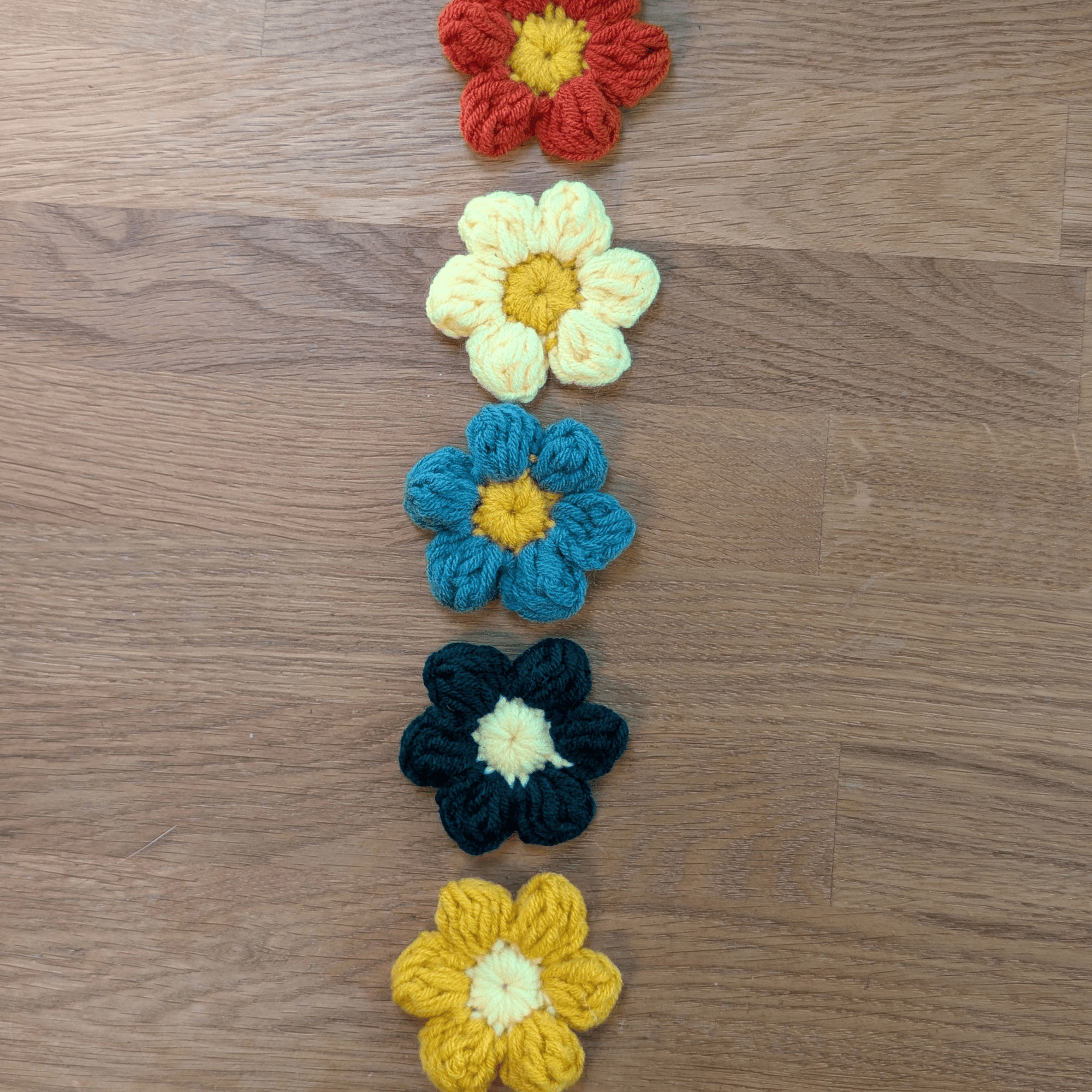 5er-Set handgehäkelte Blumen in Orange, Gelb und Grün – Bild 3