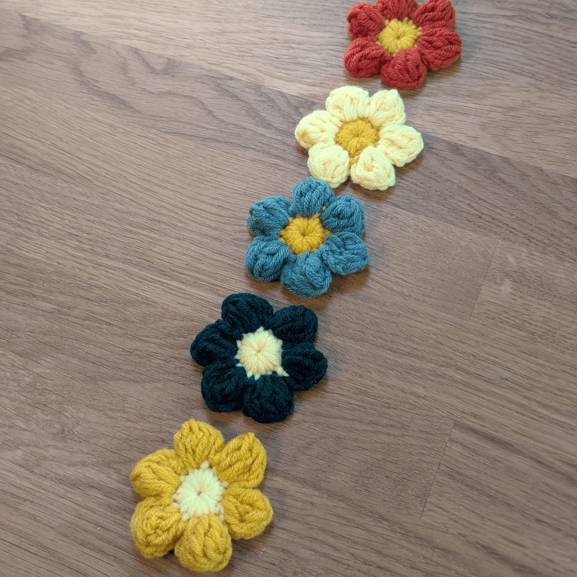 5er-Set handgehäkelte Blumen in Orange, Gelb und Grün – Bild 4