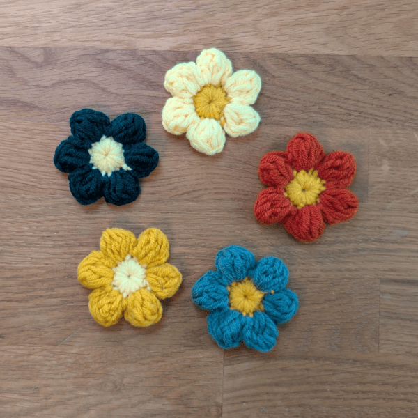 5er-Set handgehäkelte Blumen in Orange, Gelb und Grün