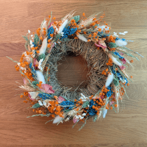 Trockenblumenkranz auf Strohunterlage in Blau und Apricot &ndash; 30 cm