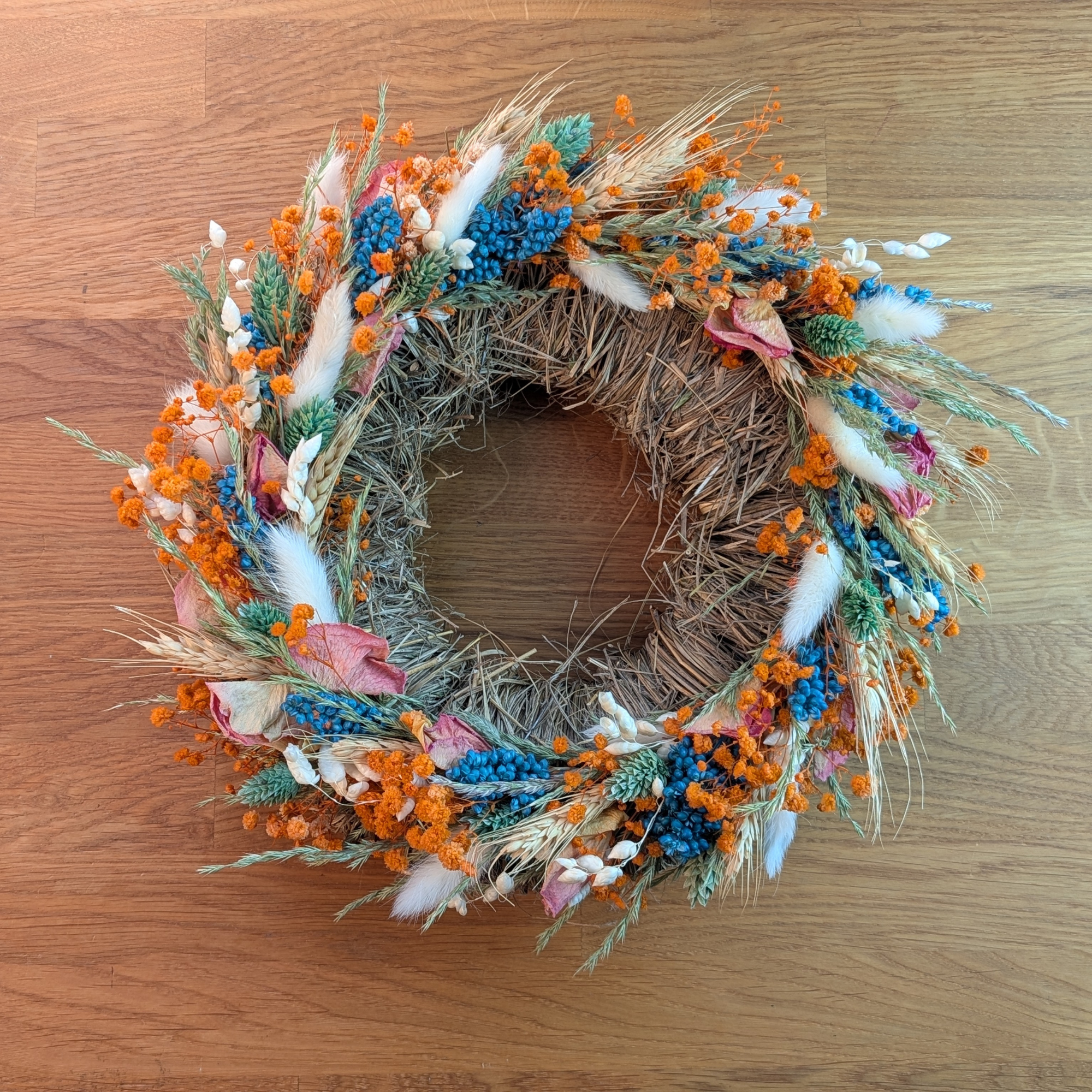 Trockenblumenkranz auf Strohunterlage in Blau und Apricot – 30 cm