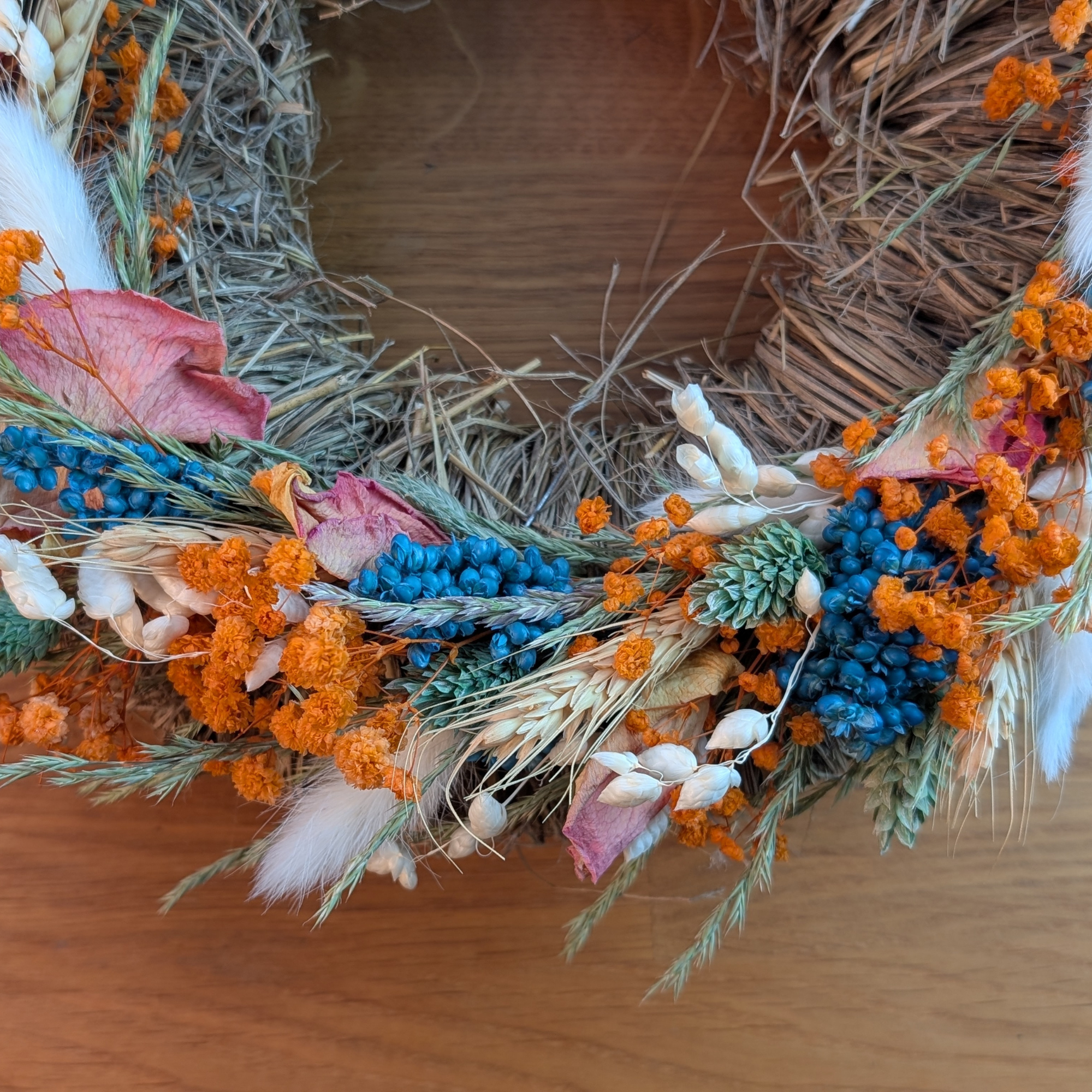 Trockenblumenkranz auf Strohunterlage in Blau und Apricot – 30 cm – Bild 4