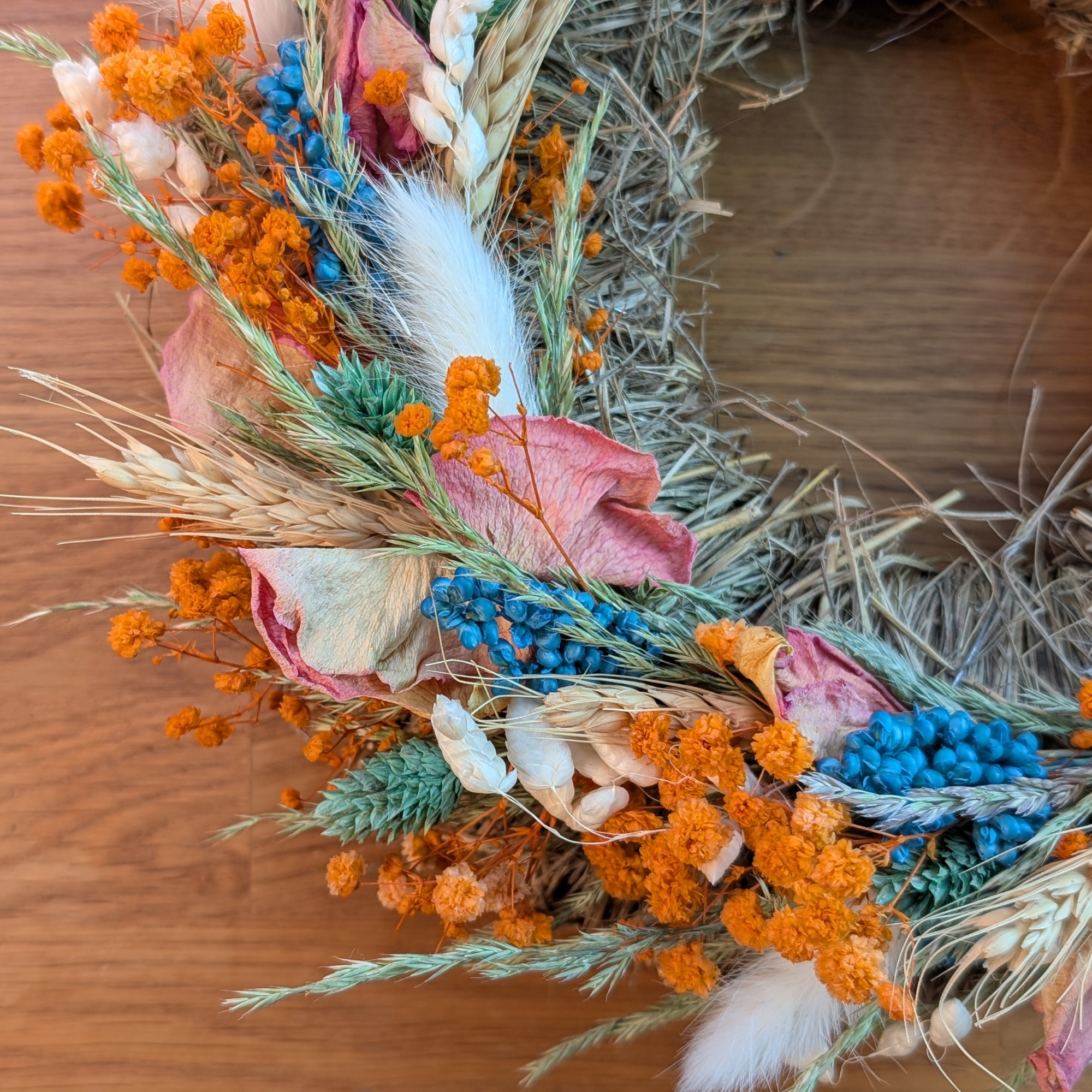 Trockenblumenkranz auf Strohunterlage in Blau und Apricot – 30 cm – Bild 5