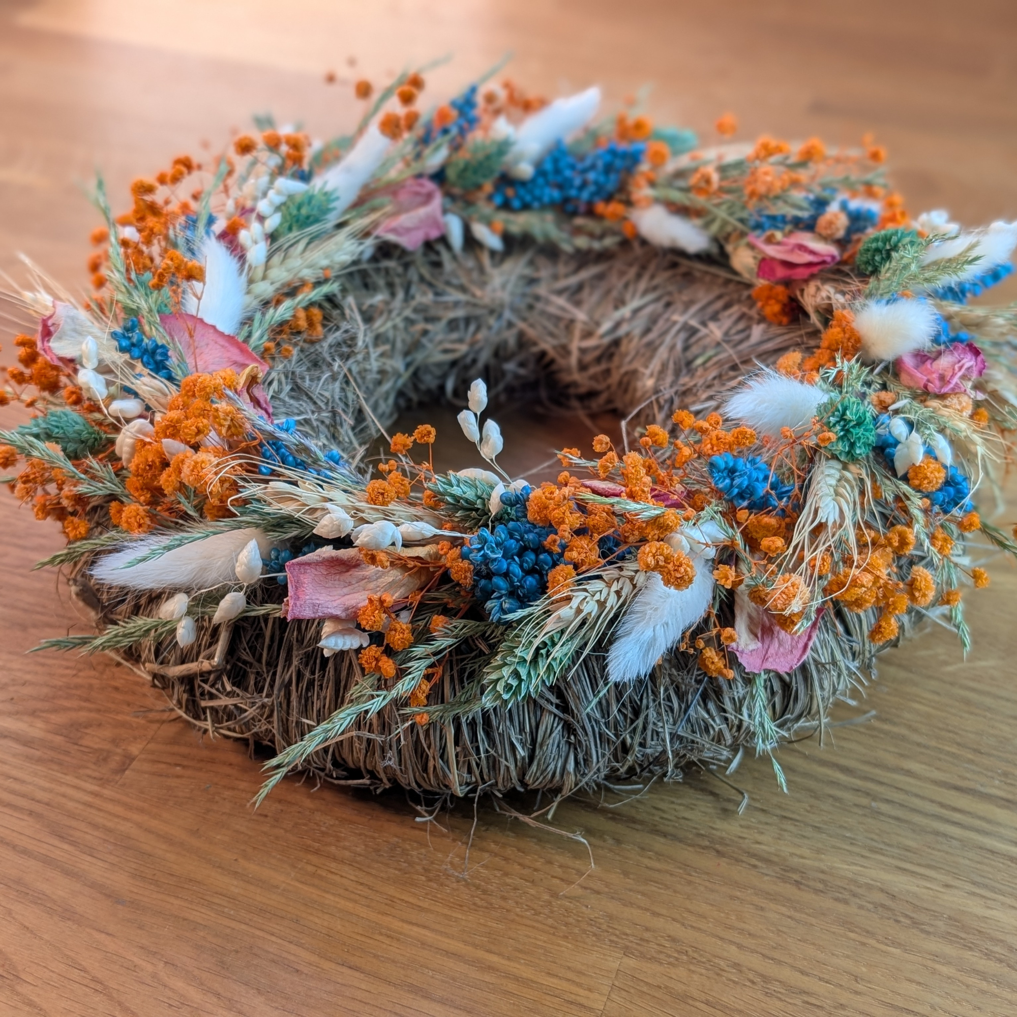Trockenblumenkranz auf Strohunterlage in Blau und Apricot – 30 cm – Bild 6