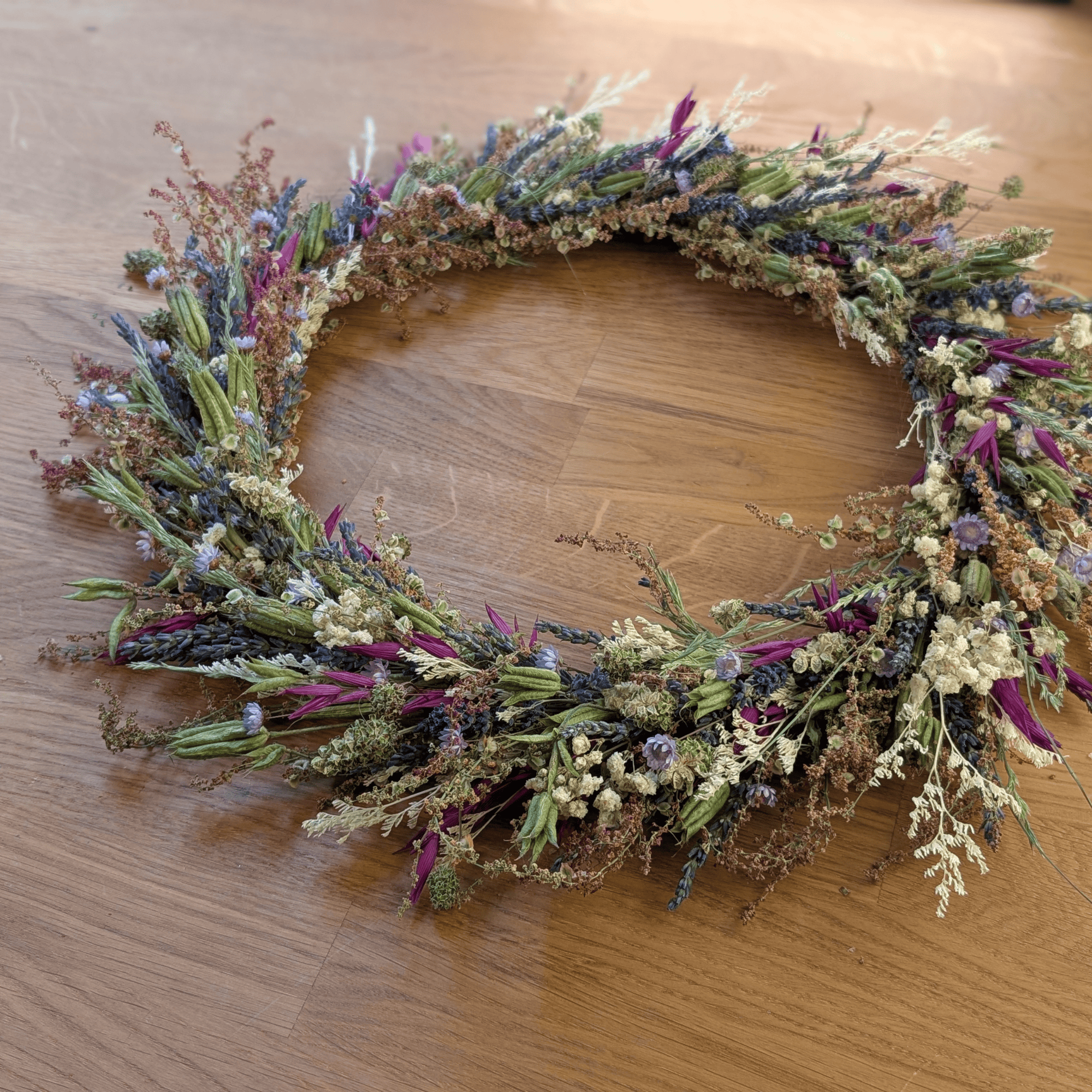 Trockenblumenkranz in Lila und Naturtönen – Bild 6