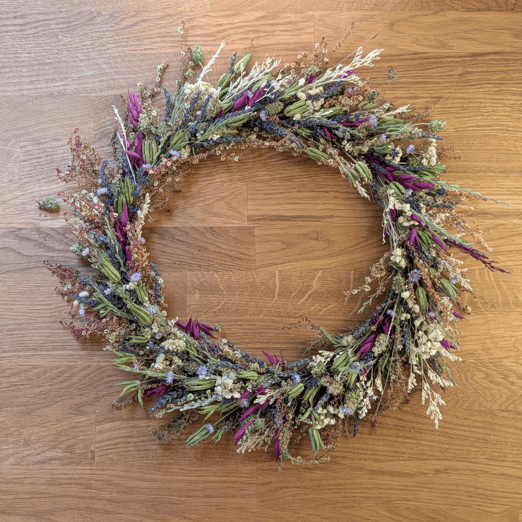 Trockenblumenkranz in Lila und Naturtönen