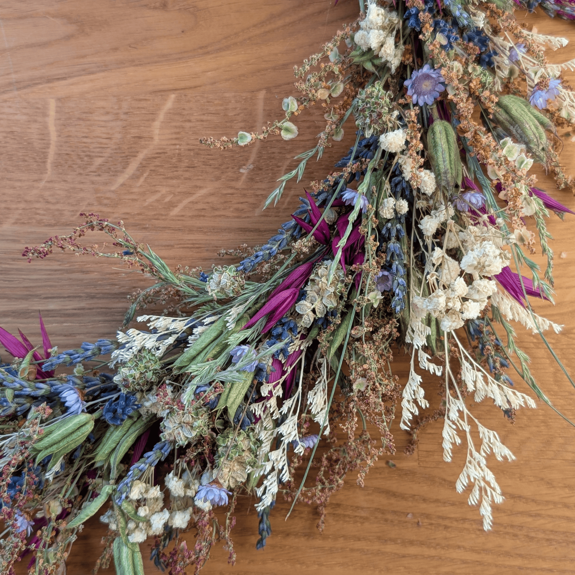 Trockenblumenkranz in Lila und Naturtönen – Bild 5