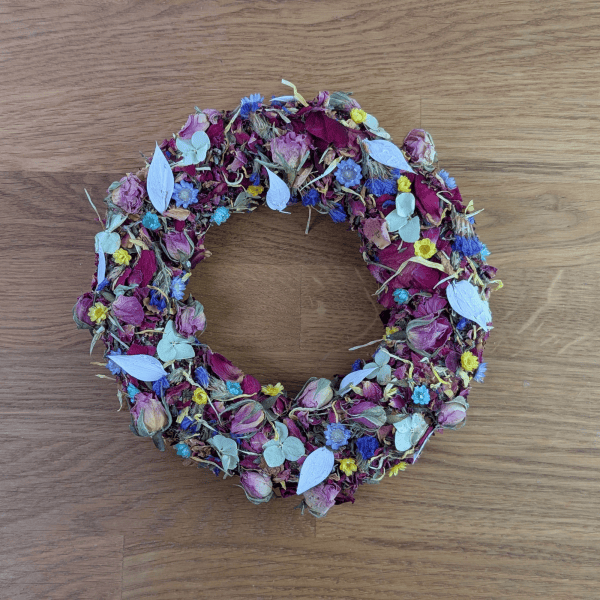 Duftender Trockenblumenkranz mit Rosenblüten – 18 cm