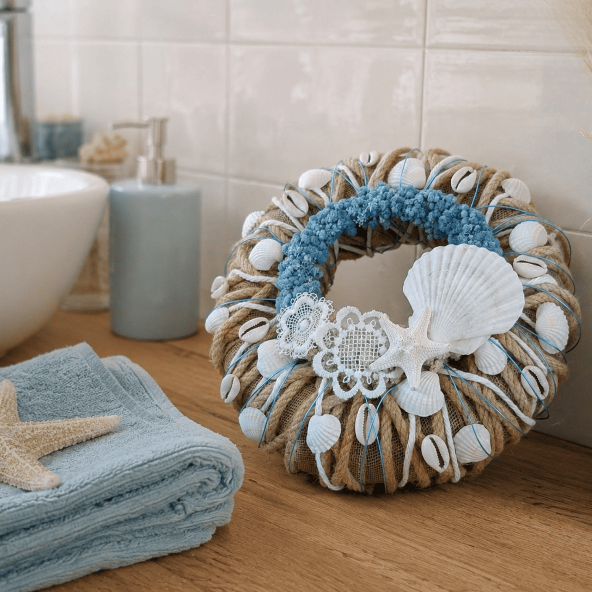 Muschelkranz mit Trockenblumen in Blau und Natur – 22 cm – Bild 2
