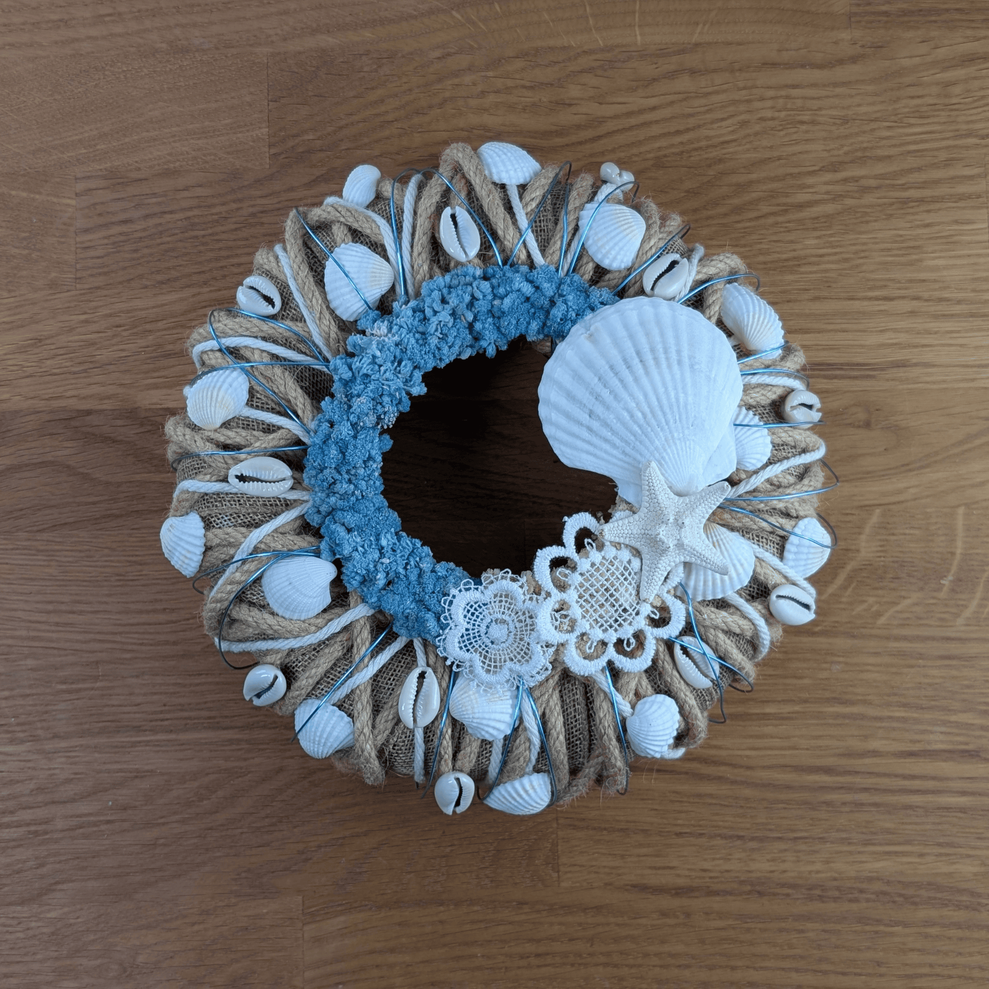 Muschelkranz mit Trockenblumen in Blau und Natur – 22 cm