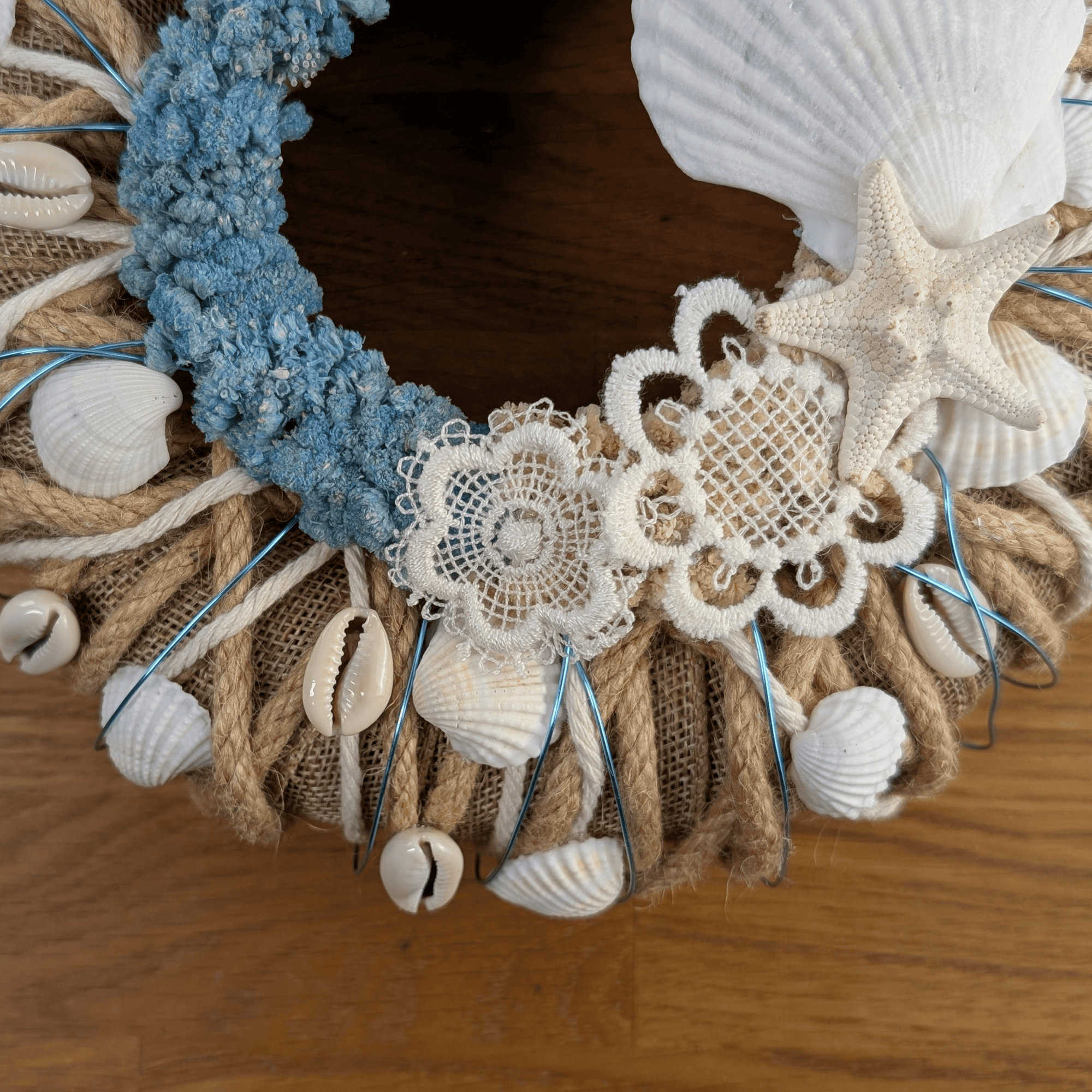 Muschelkranz mit Trockenblumen in Blau und Natur – 22 cm – Bild 5