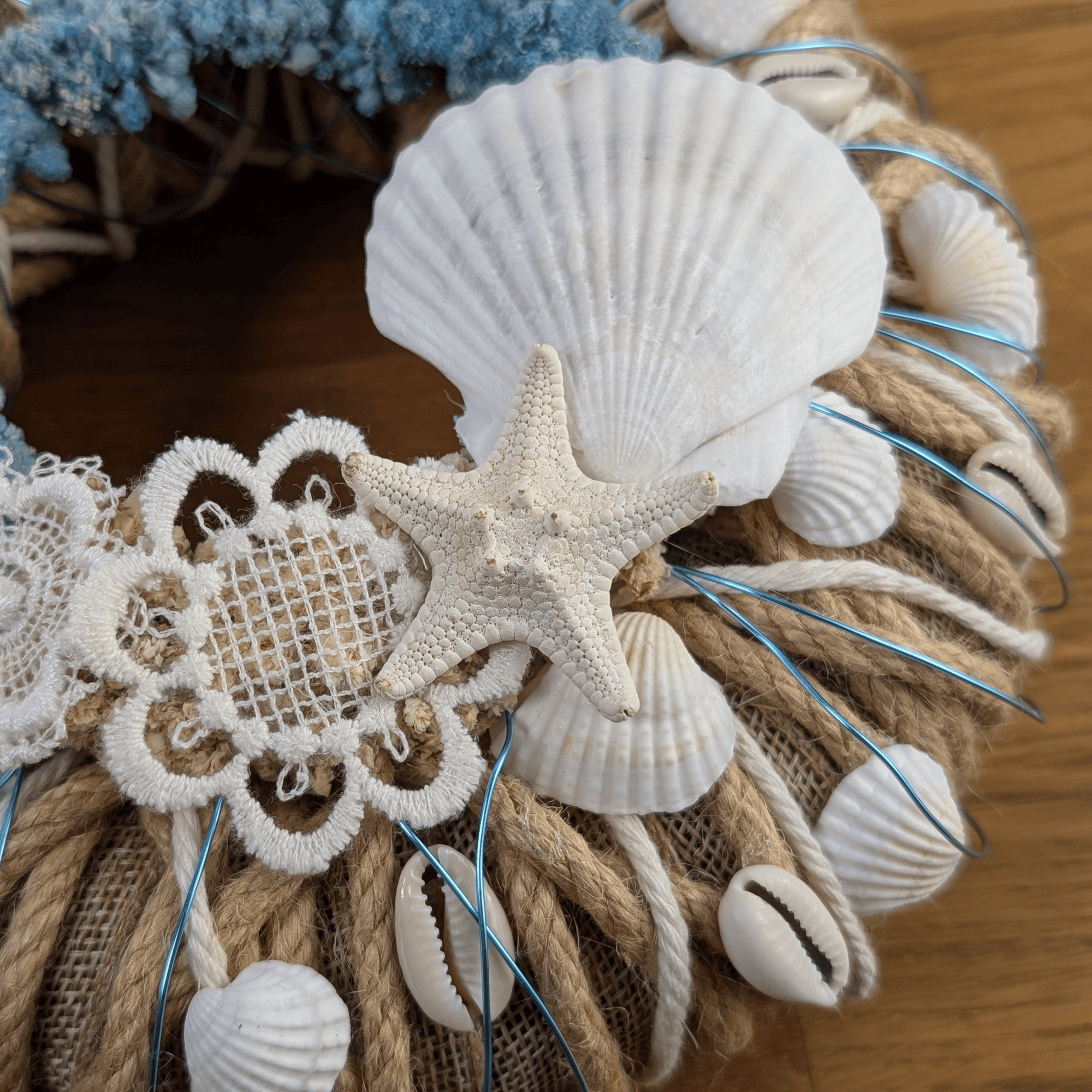 Muschelkranz mit Trockenblumen in Blau und Natur – 22 cm – Bild 4