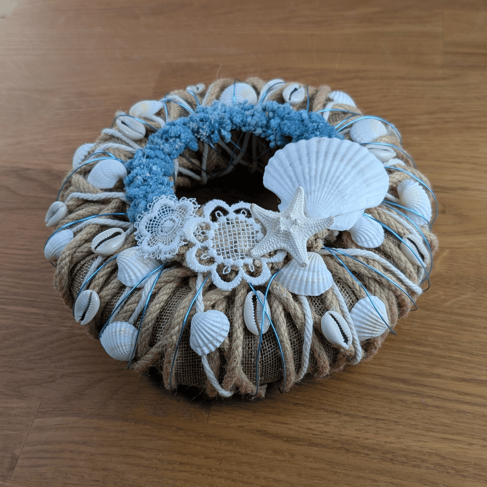Muschelkranz mit Trockenblumen in Blau und Natur – 22 cm – Bild 3