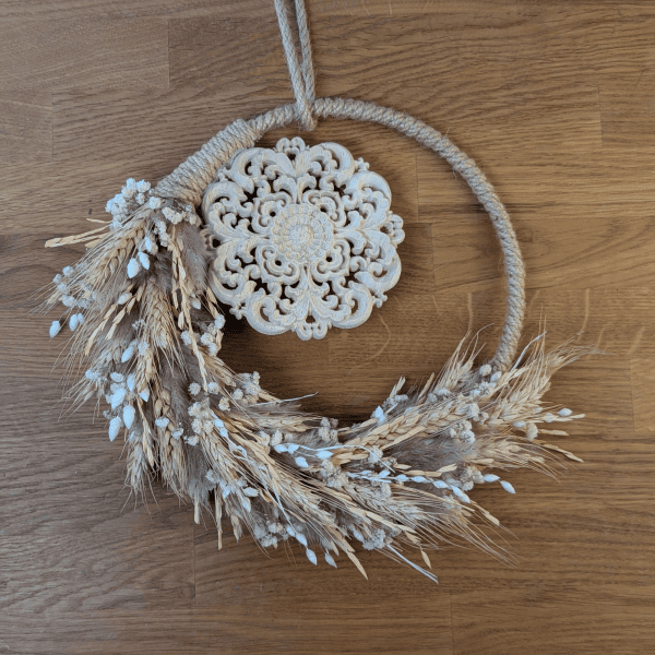 Trockenblumenkranz mit Holzornament und Reisgräsern – 27 cm