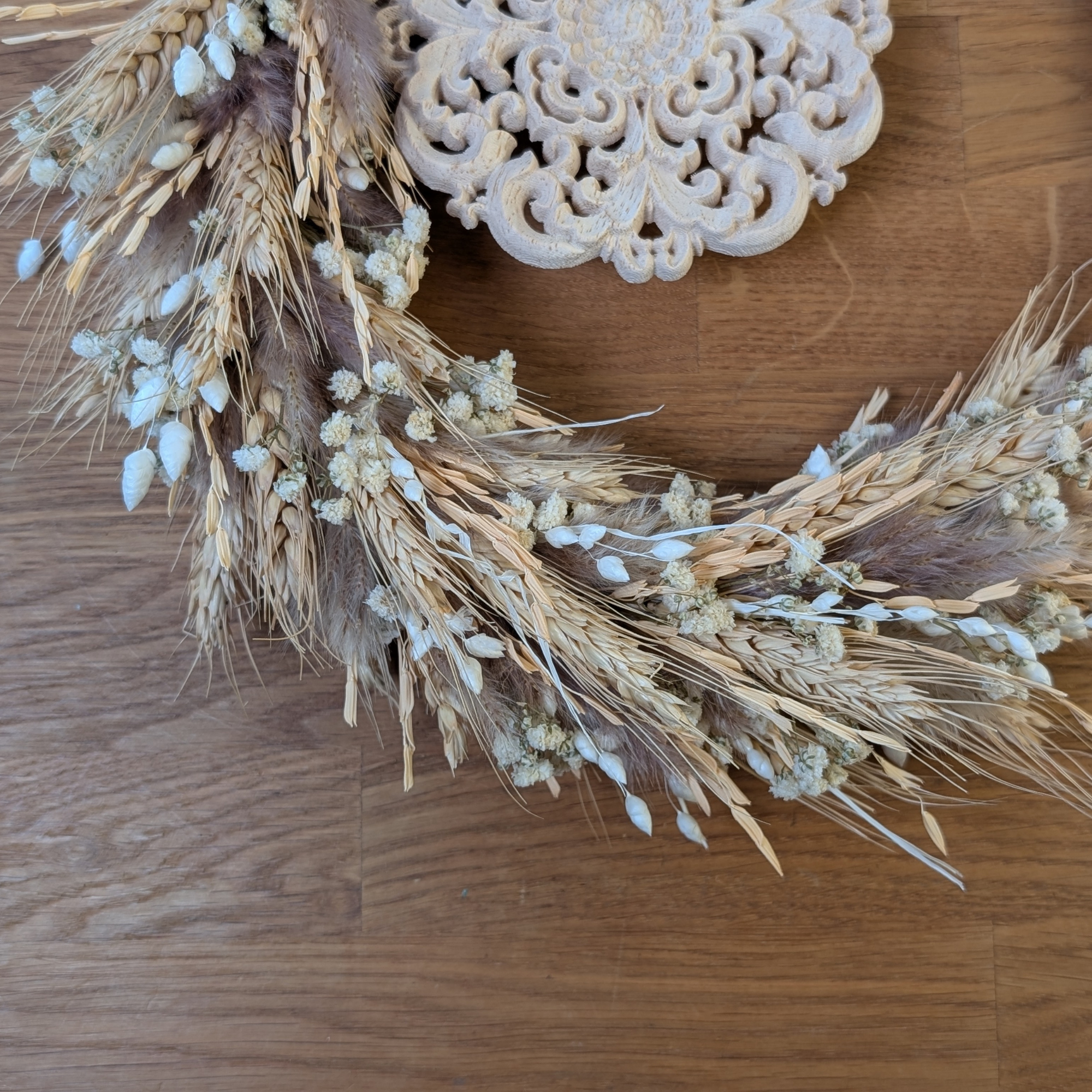 Trockenblumenkranz mit Holzornament und Reisgräsern – 27 cm – Bild 5
