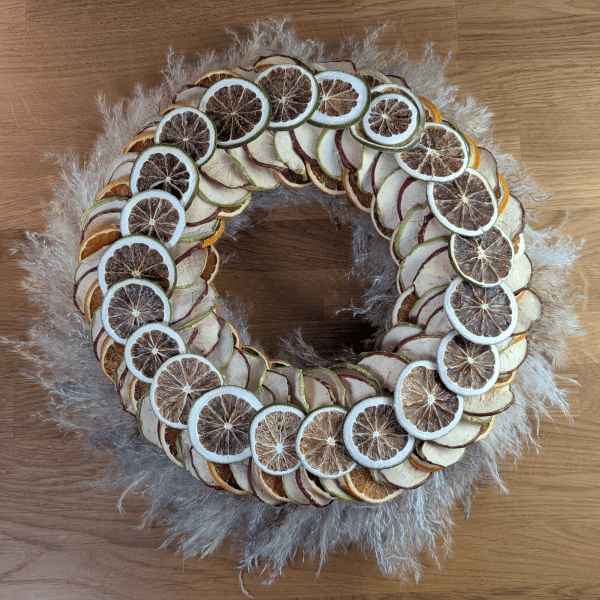 Trockenblumenkranz mit Pampasgras und Fruchtscheiben – 42 cm