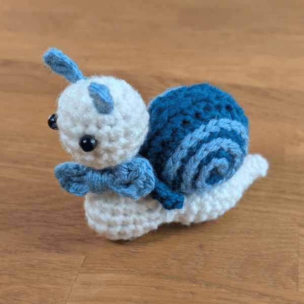 Handgehäkelte Schnecke in Blauund Weiß – 10 × 12 cm