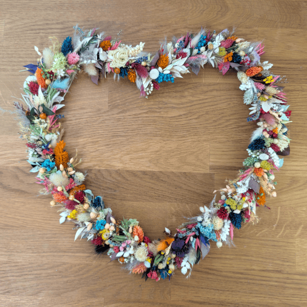 Trockenblumenherz in Regenbogenfarben – 37 × 34 cm