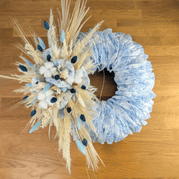 Papierkranz mit Trockenblumen in Weiß und Blau – 52,5 cm