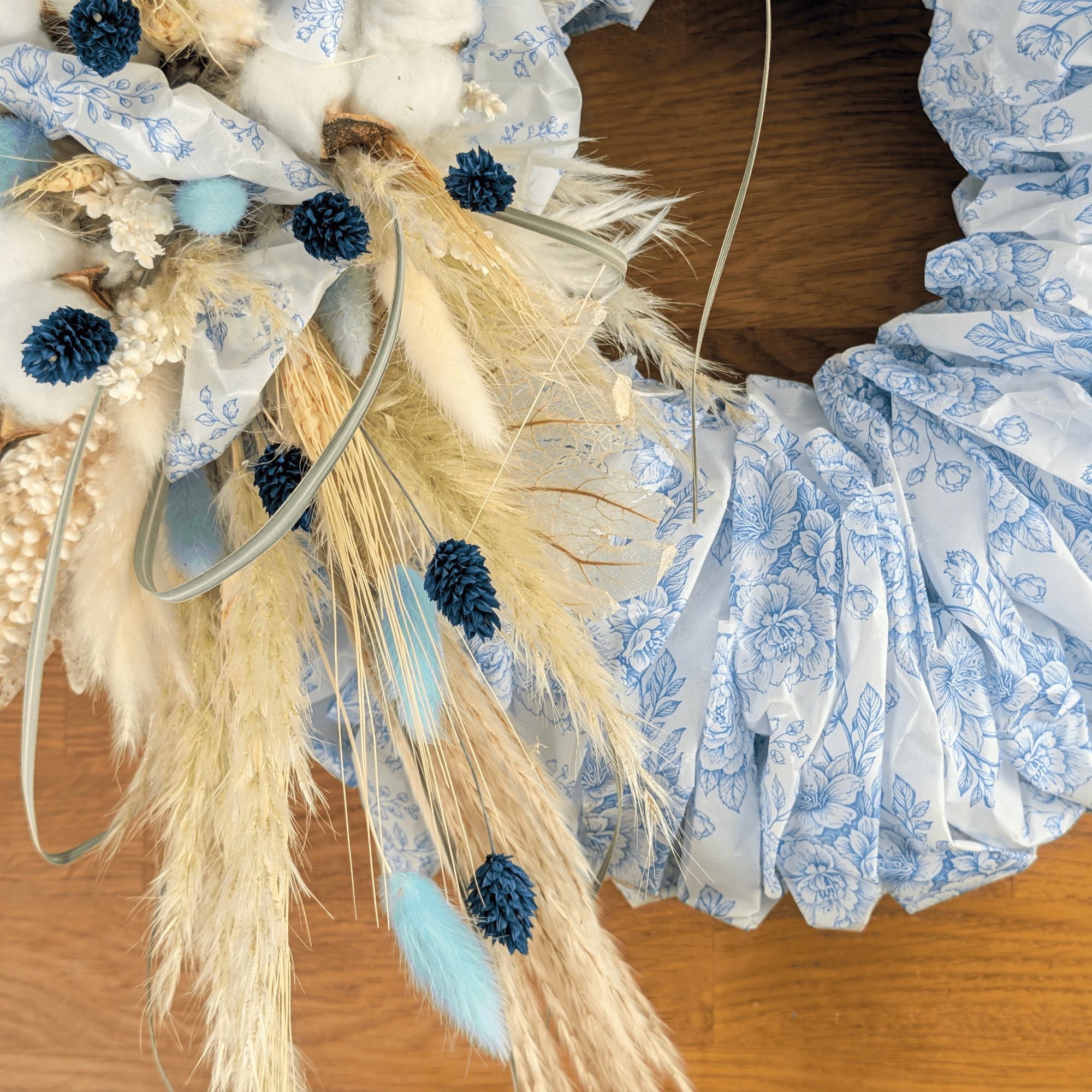 Papierkranz mit Trockenblumen in Weiß und Blau – 52,5 cm – Bild 3