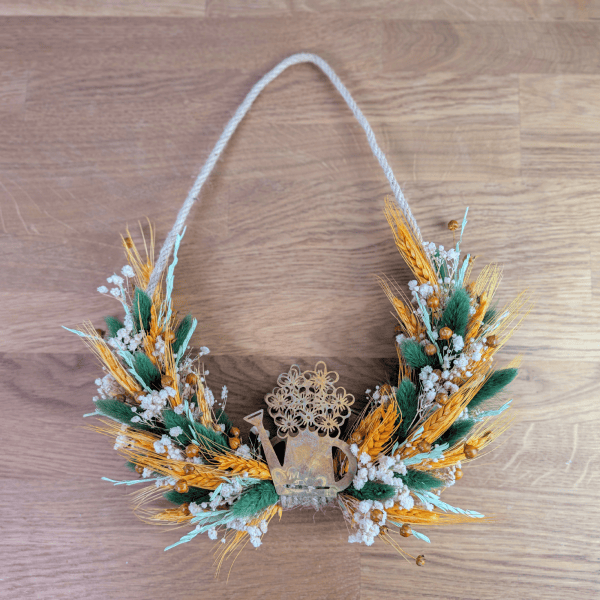 Trockenblumensichel mit rostiger Gießkanne – 27 cm