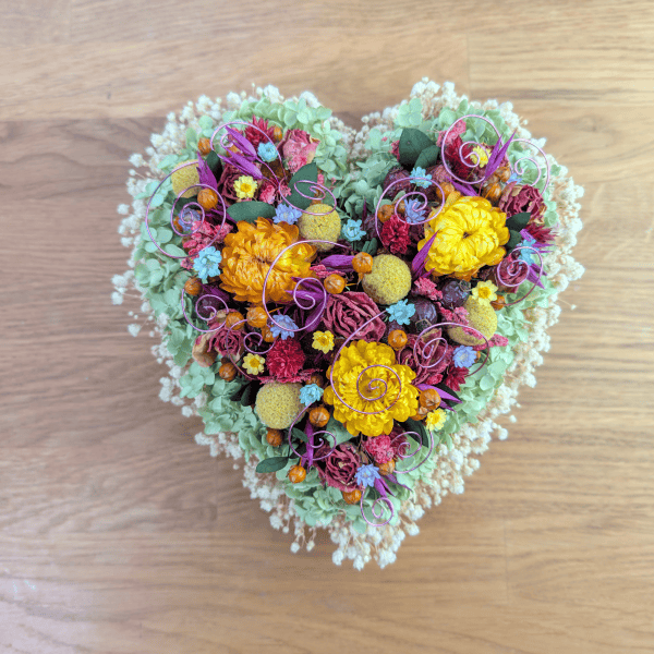 Trockenblumenherz in Regenbogenfarben – 24 × 23 cm