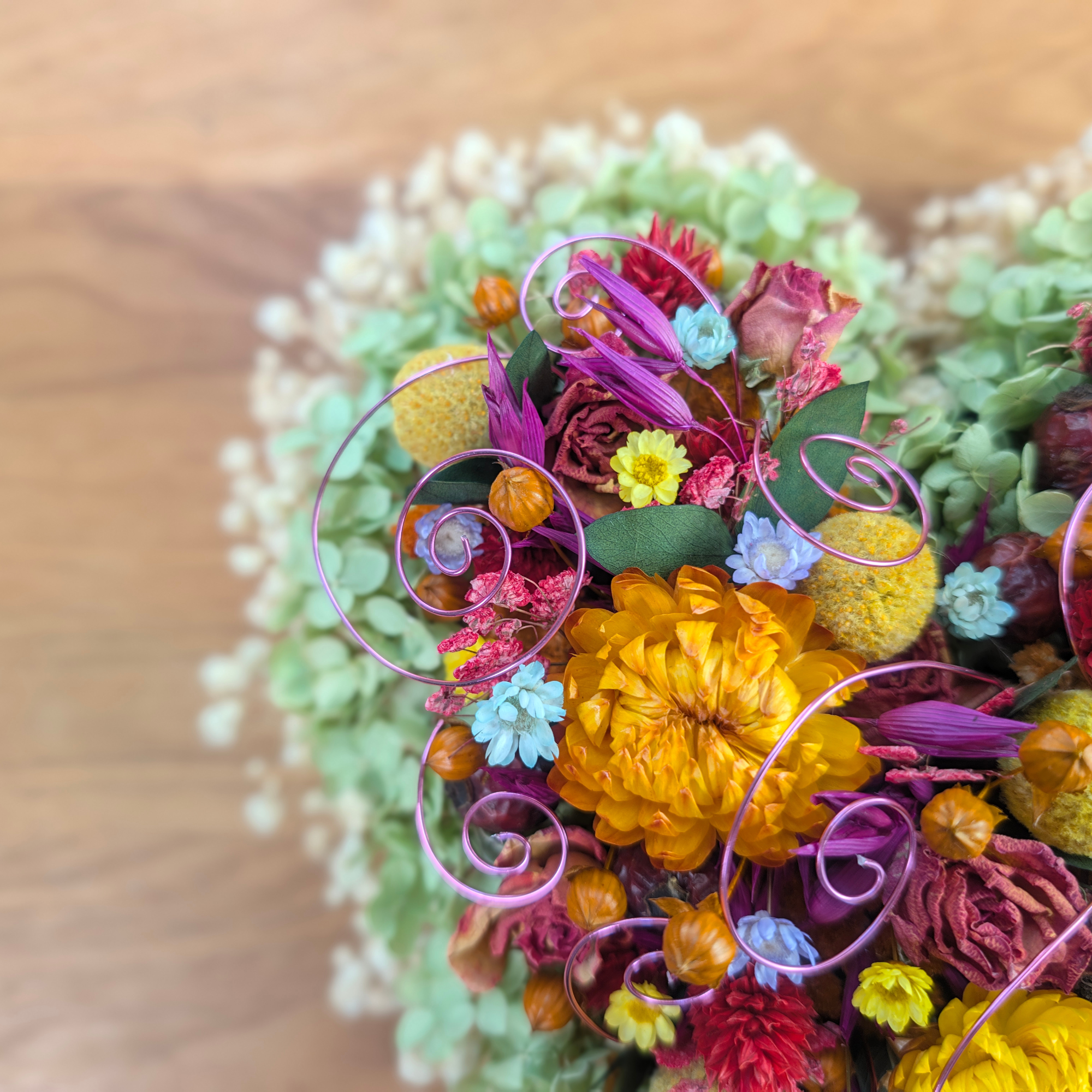 Trockenblumenherz in Regenbogenfarben – 24 × 23 cm – Bild 5