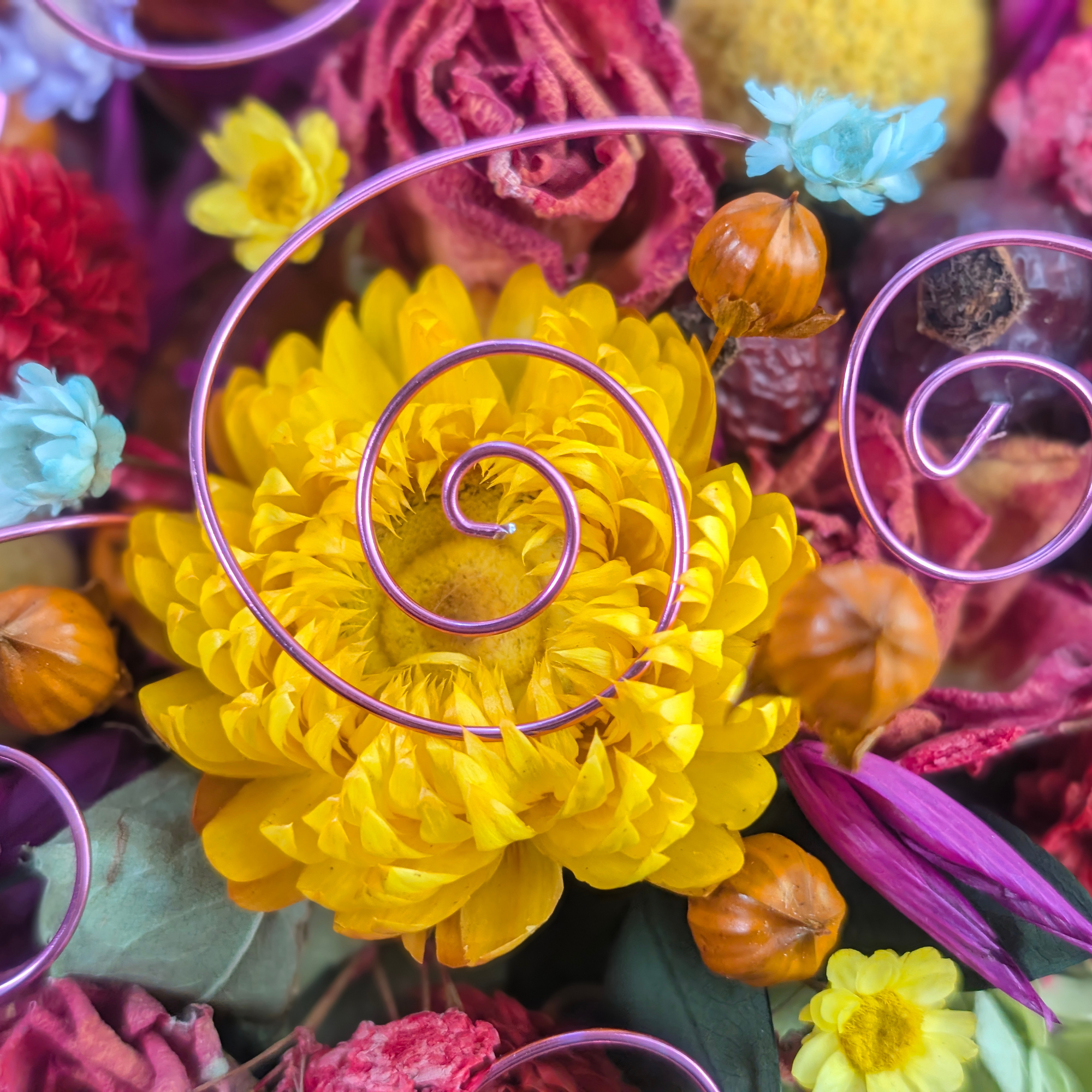 Trockenblumenherz in Regenbogenfarben – 24 × 23 cm – Bild 4
