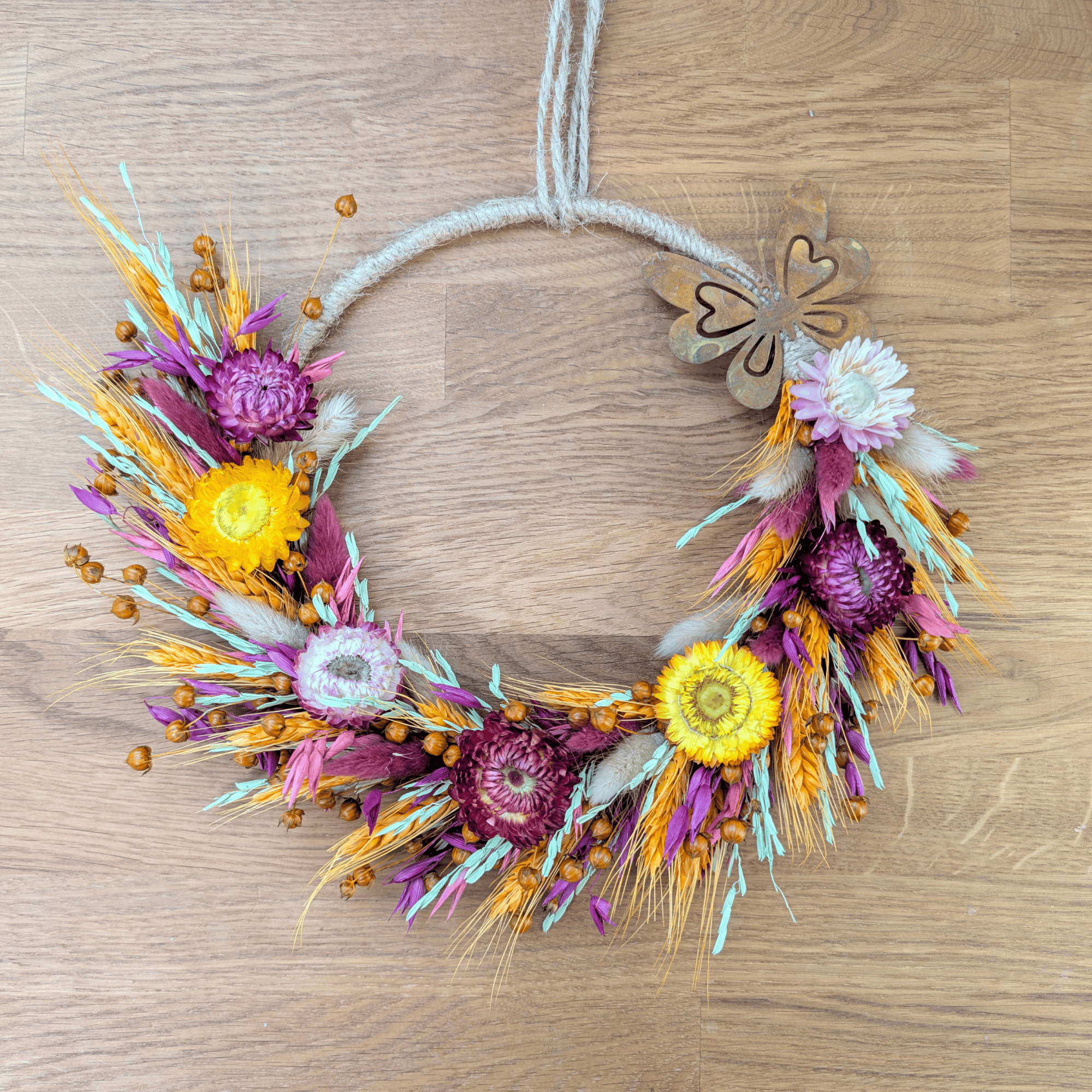 Trockenblumenkranz mit Metallschmetterling – 30 cm