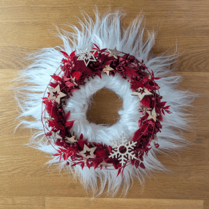 Weihnachtlicher Fellkranz mit Trockenblumen in Rot und Wei&szlig; &ndash; 29 cm