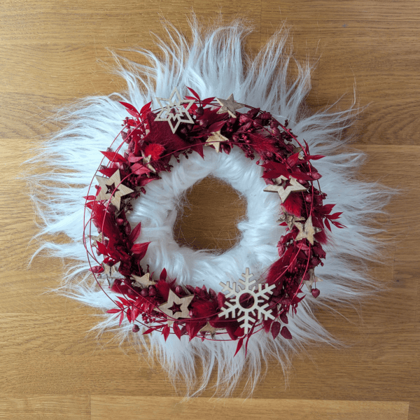 Weihnachtlicher Fellkranz mit Trockenblumen in Rot und Weiß – 29 cm